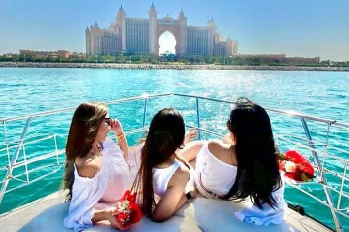 2 Hours Dubai Yacht Tour