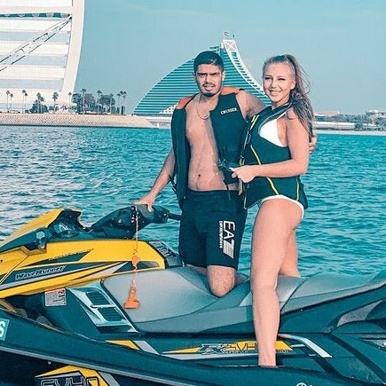 1 HRs Yacht Tour + 30min jetski in dubai near burj al arab